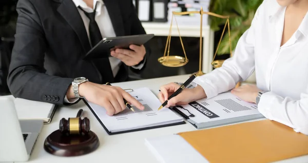 Affärsteam Eller Advokater Diskuterar Kontraktshandlingar Sittande Vid Bordet Begreppen Juridik — Stockfoto