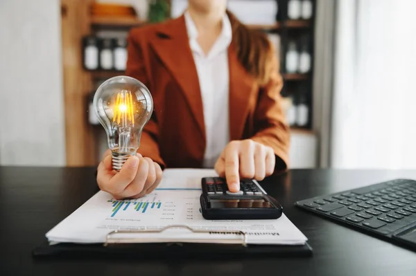 Affärskvinna Visar Kreativ Affärsstrategi Med Glödlampa Som Begrepp — Stockfoto