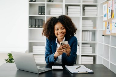 Afrikalı Kadın Serbest Çalışan dizüstü bilgisayarında çalışıyor, muhasebe analizi yapıyor emlak yatırım verileri, modern ofis finansmanı