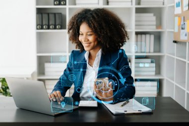 Akıllı telefon istihbaratında sohbet botu kullanan Afrikalı kadın. Yapay Zeka ile sohbet, OpenAI tarafından geliştirildi. Robot çevrimiçi sistemde. Modern ofiste