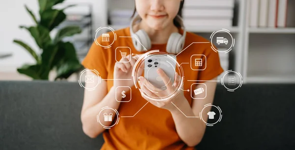 Azjatka Korzystająca Smartfona Biurze Zakupów Online Domu Wirtualnymi Ikonami — Zdjęcie stockowe