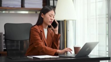İş kadını ofis masasında, vergi, rapor, muhasebe, istatistik ve analitik araştırma konseptinde matematik finansmanı için dizüstü bilgisayar ve telefon kullanıyor.