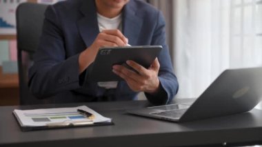 Dijital tablet bilgisayar ve dizüstü bilgisayarla çalışan iş adamı.