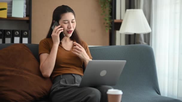Sukces Asian Businesswoman Analizowanie Finansowania Przez Telefon Laptop — Wideo stockowe