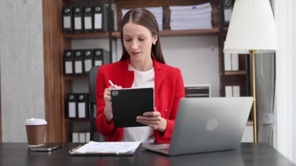 Selbstbewusste Geschäftsfrau Mit Digitalem Tablet Und Laptop Schreibtisch Kreativbüro — Stockvideo