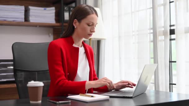 Mulher Especialista Negócios Confiante Com Laptop Mesa Escritório Criativo — Vídeo de Stock