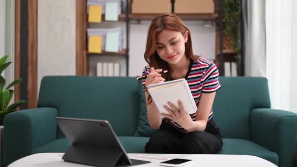 Empresária Asiática Bem Sucedida Analisando Finanças Tablet Office Desk — Vídeo de Stock