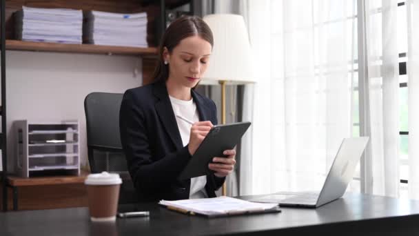 Mulher Especialista Negócios Confiante Com Tablet Digital Laptop Mesa Escritório — Vídeo de Stock