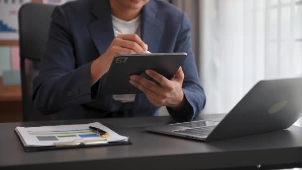 디지털 태블릿 컴퓨터 노트북을 가지고 일하는 사업가 책상에 — 비디오
