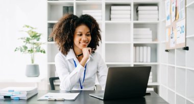 Bir ofis masasında matematik finansmanı, vergi, rapor, muhasebe, istatistik ve analitik araştırma kavramını kullanan iş kadını