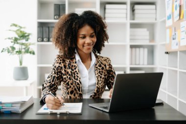 Bir ofis masasında matematik finansmanı, vergi, rapor, muhasebe, istatistik ve analitik araştırma kavramını kullanan iş kadını