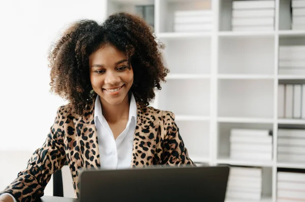 Bir ofis masasında matematik finansmanı, vergi, rapor, muhasebe, istatistik ve analitik araştırma kavramını kullanan iş kadını