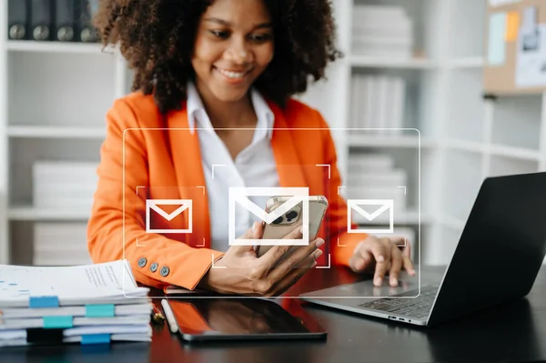 アフリカの女性は 電子メールのアイコン 電子メールマーケティングの概念でインターネットをサーフィンし ラップトップ 電話を使用して 電子メールやニュースレターを送信し オンラインで働くインターネットネットワーク技術 — ストック写真