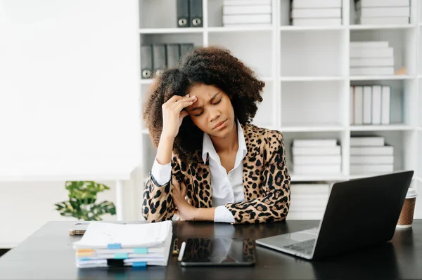 Африканська Жінка Яка Втомилася Від Роботи Планшетом Ноутбуком Сучасному Офісі — стокове фото