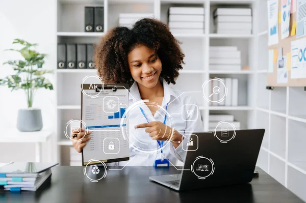 Digital Marketing Media Wirtualnym Ekranie African Businesswoman Pracuje Laptopie Biurze — Zdjęcie stockowe