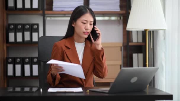 Businesswoman Mluví Telefonu Pomocí Notebooku Pro Matematické Finance Kancelářském Stole — Stock video