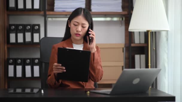 Mujer Negocios Hablando Por Teléfono Usando Portátil Para Hacer Finanzas — Vídeos de Stock
