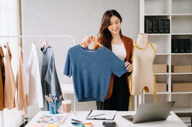  Video görüşmesi sırasında elbise satan Asyalı bir kadın. 