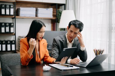 Öfkeli iki Asyalı iş adamı modern ofiste bir hata yaptıktan sonra şiddetle tartışıyor.