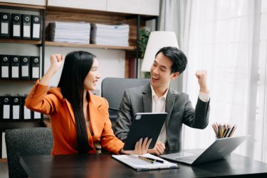 Genç Asyalı iş adamları yaratıcı iş adamları, takım çalışması başarıyı kutluyor ve modern ofisin yaratıcı tasarımını planlıyor.