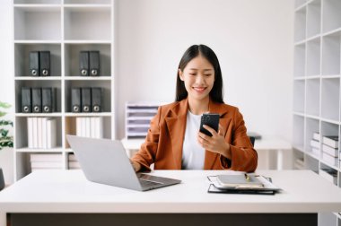 Başarılı Asyalı İş Kadını Tablet ve Bilgisayarda Finans Analizi Modern Ofis Masa Vergisi, Raporu, Muhasebe, İstatistikler ve Analitik Araştırma Uzmanlığı