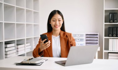 Başarılı Asyalı İş Kadını Tablet ve Bilgisayarda Finans Analizi Modern Ofis Masa Vergisi, Raporu, Muhasebe, İstatistikler ve Analitik Araştırma Uzmanlığı