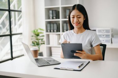 Başarılı Asyalı İş Kadını Tablet ve Bilgisayarda Finans Analizi Modern Ofis Masa Vergisi, Raporu, Muhasebe, İstatistikler ve Analitik Araştırma Uzmanlığı