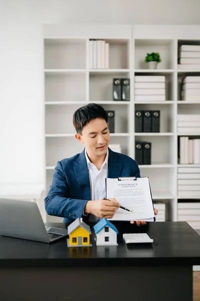 Young Asian Real Estate Agent Working Modern Office — Stock Photo, Image