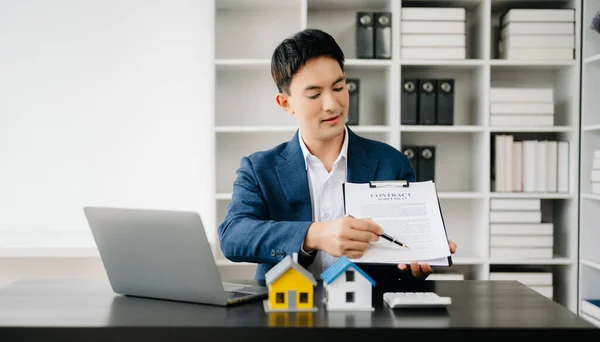 Young Asian Real Estate Agent Working Modern Office — Stock Photo, Image