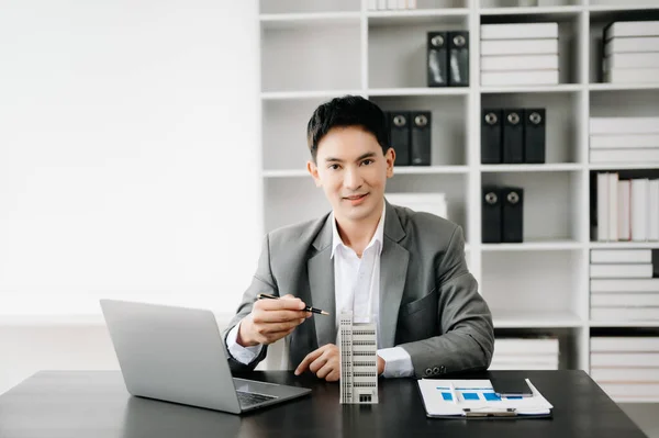 Молодой Азиатский Агент Недвижимости Работает Современном Офисе — стоковое фото