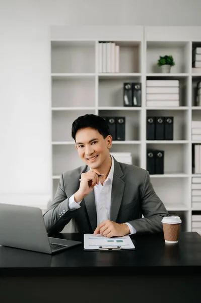 Молодой Азиатский Бизнесмен Работает Современном Офисе Ноутбуком Планшетом Делает Заметки — стоковое фото