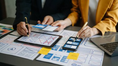 UX grafik tasarımcısı akıllı telefon için prototip geliştirme uygulaması planlama kablosu. Yaratıcı dijital geliştirme ajansı. Ofislerde