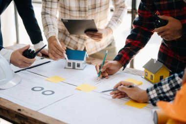 Yaratıcı mimar, sabahları karanlık çatı katındaki büyük çizimlere ya da kafeye yansıyor.