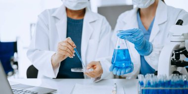 Modern tıbbi araştırma laboratuvarı. Kadın bilim adamı mikro pipetlerle çalışıyor biyokimyasal örnekleri analiz ediyor, ileri bilim kimya laboratuvarı