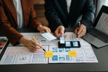 UX grafik tasarımcısı akıllı telefon için prototip geliştirme uygulaması planlama kablosu. Yaratıcı dijital geliştirme ajansı. Ofislerde