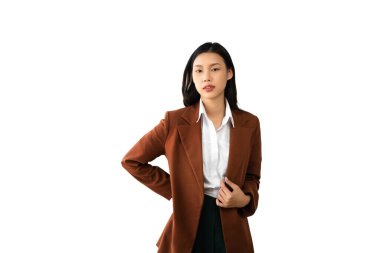 Beyaz arka planda poz veren genç ve güzel Asyalı kadının portre fotoğrafı, reklam veya ürün sunumu kavramı için kullanılabilir