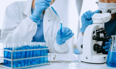 Bilimadamı ekip buluşması ve yazım analizi laboratuvar çalışmasında sonuç verir ve bilimsel örnekleri analiz eder