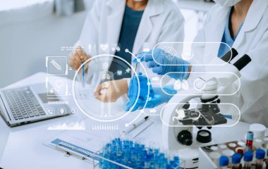 Tablet ve dizüstü bilgisayarı, laboratuarı ve çevre dostu bilimi olan iki kadın bilim adamı. Tarım, araştırma ve online okuma ile bilim adamları, küresel ısınma, analitik ve teknoloji için test örnekleri. Sanal Mexico ile