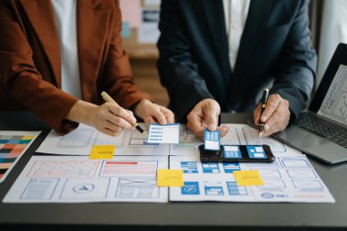 UX grafik tasarımcısı akıllı telefon için prototip geliştirme uygulaması planlama kablosu. Yaratıcı dijital geliştirme ajansı. Ofislerde