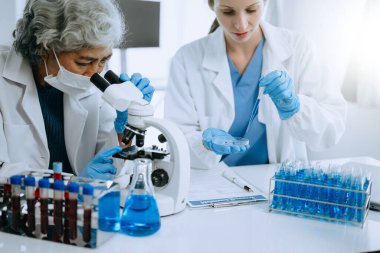 Bilimadamı ekip buluşması ve yazım analizi laboratuvar çalışmasında sonuç verir ve bilimsel örnekleri analiz eder