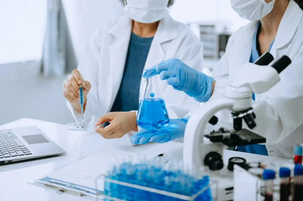 Modern Medical Research Laboratory Female Scientist Working Micro Pipettes Analyzing — Stock Photo, Image