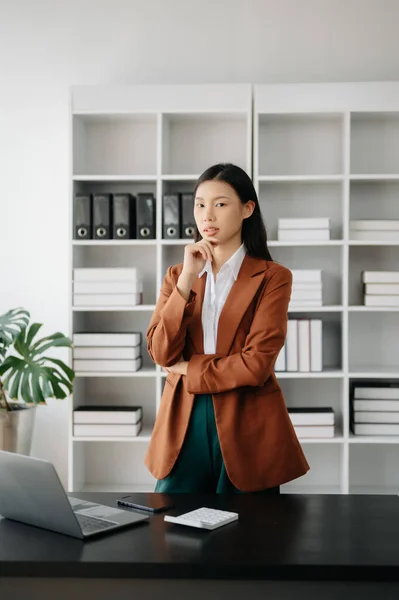 Joven Atractivo Asiático Mujer Oficina Trabajador Traje Trabajo Portátil Oficina —  Fotos de Stock