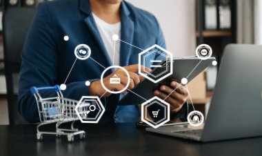 Kadın El tablet, dizüstü bilgisayar kullanıyor ve cep telefonunu internet bankacılığı ödeme iletişim ağı, internet kablosuz uygulama sanal ikonu ile birlikte tutuyor