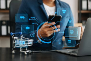 Kadın El tablet, dizüstü bilgisayar kullanıyor ve cep telefonunu internet bankacılığı ödeme iletişim ağı, internet kablosuz uygulama sanal ikonu ile birlikte tutuyor