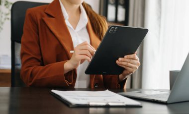 Ofiste Çalışma Süreci. Yeni İş Projesi 'nde çalışan genç kadın muhasebe müdürü. Klavye yazılıyor, Çağdaş Laptop kullanılıyor. Yatay