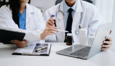 Asyalı doktor ve tıbbi personel danışmanlarından oluşan bir ekip kalp hastalığı, zatürree, gastrointestinal ve mide hastalıklarının tedavisi hakkında toplanıyor. Ve hastanedeki osteoporoz.