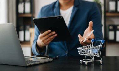 Akıllı telefon, tablet ödemeleri ve kredi kartı online alışveriş, omni kanal, dijital tablet kenetleme klavye bilgisayarı kullanan iş kadını.