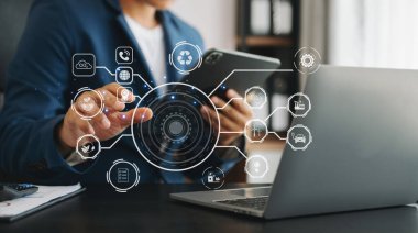 ESG 'nin çevresel kavramı, yeşil etik iş imkanlarının korunması, CO2' nin azaltılması, iş adamlarının CO2 emisyonunu azaltmak için dizüstü bilgisayar üzerinde çalışması