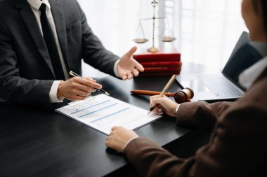 İş ve Erkek Avukat ya da Yargıç, müvekkil, Hukuk ve Hukuk Hizmetleri kavramı ile takım toplantısı yapmak için danışmanlık yapmaktadır. Modern ofiste müşteri hizmetleri iyi bir işbirliği sağlar
