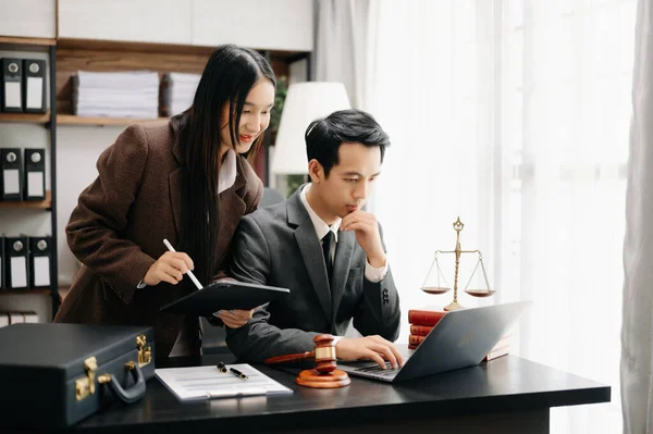 Asian Business Team Lawyers Discussing Contract Papers Sitting Table Concepts — Foto de Stock